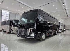 并搭载可调节办公桌、折