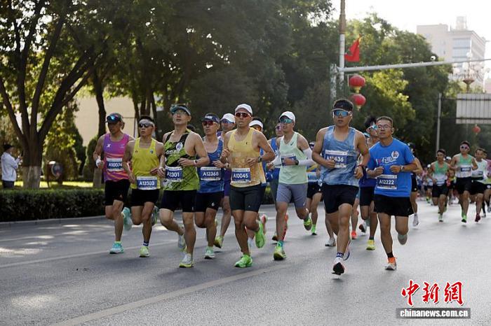 2025宁夏石嘴山环星海湖半程马拉松鸣枪开跑，约