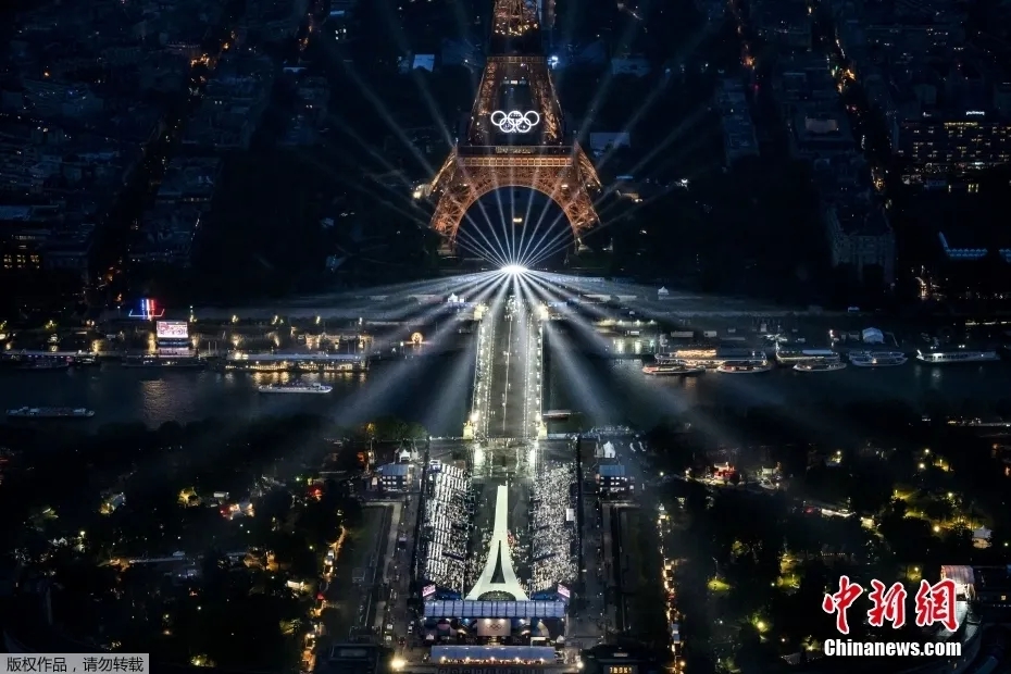 在塞纳河开启的巴黎奥运会开幕式：水域舞台下