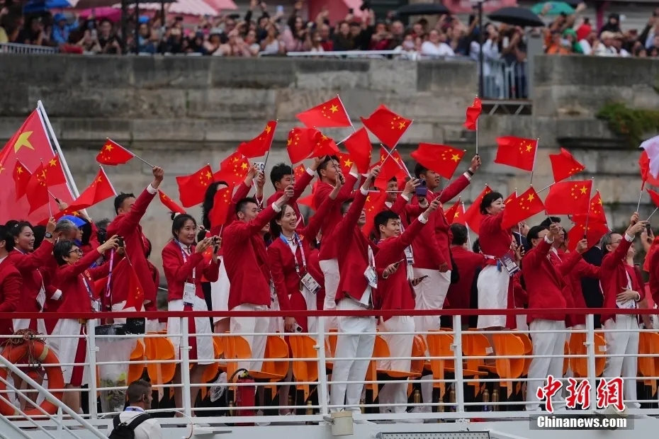 在塞纳河开启的巴黎奥运会开幕式：水域舞台下