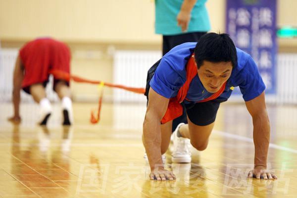 最炫民族风体育盛会在三亚开幕：攀椰竞速、竹