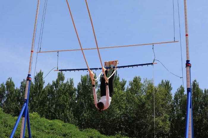 最炫民族风体育盛会在三亚开幕：攀椰竞速、竹