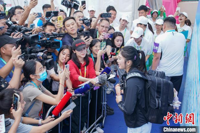 吴艳妮学青会夺冠再现标志性动作 谈明年目标引