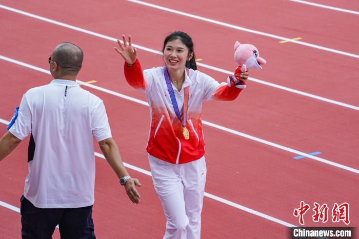 吴艳妮学青会夺冠再现标志性动作 谈明年目标引