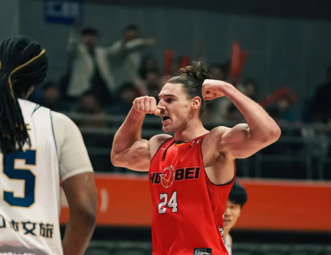 山东男篮紧急签约斯蒂尔补强阵容应对克里斯伤