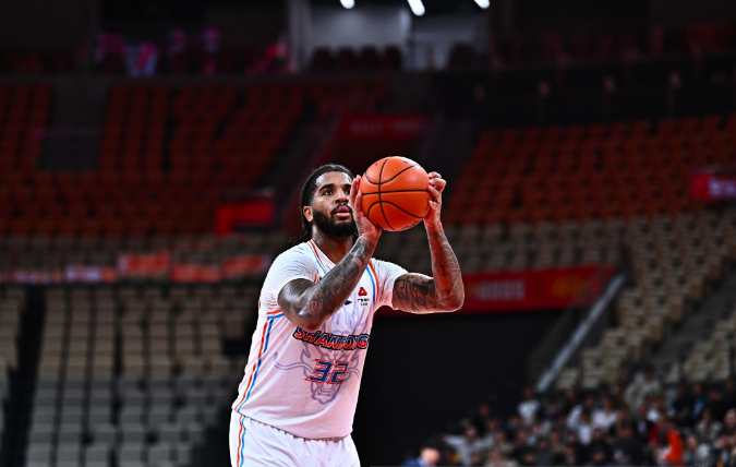 山东男篮紧急签约斯蒂尔补强阵容应对克里斯伤