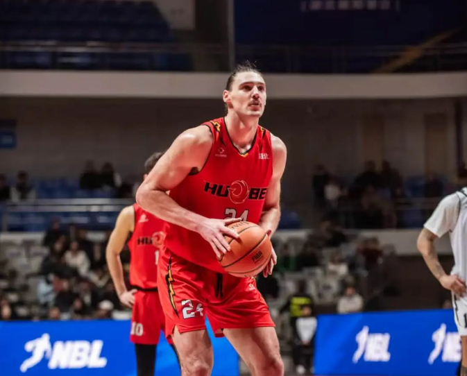 山东男篮紧急签约斯蒂尔补强阵容应对克里斯伤