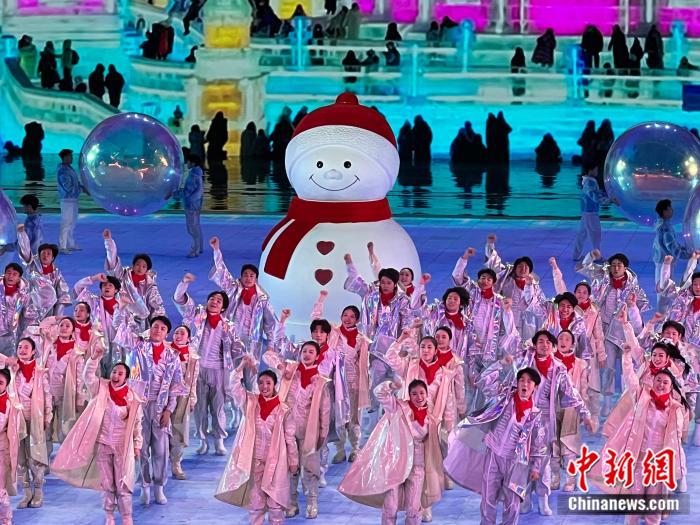 银白覆盖的哈尔滨冬日雪景与雪雕雪人：亚冬会