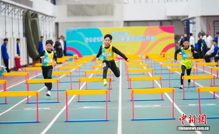 陕西：近五百名少年儿童赛场体验田径之趣